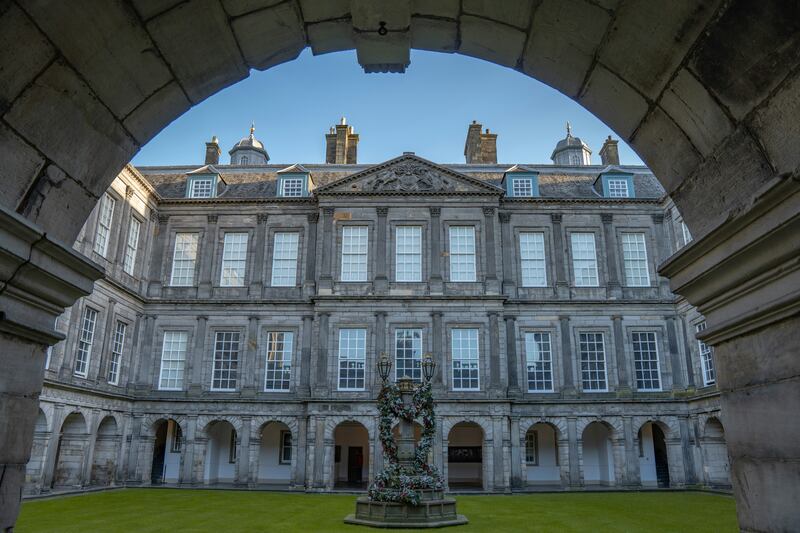 Palace of holyroodhouse statue